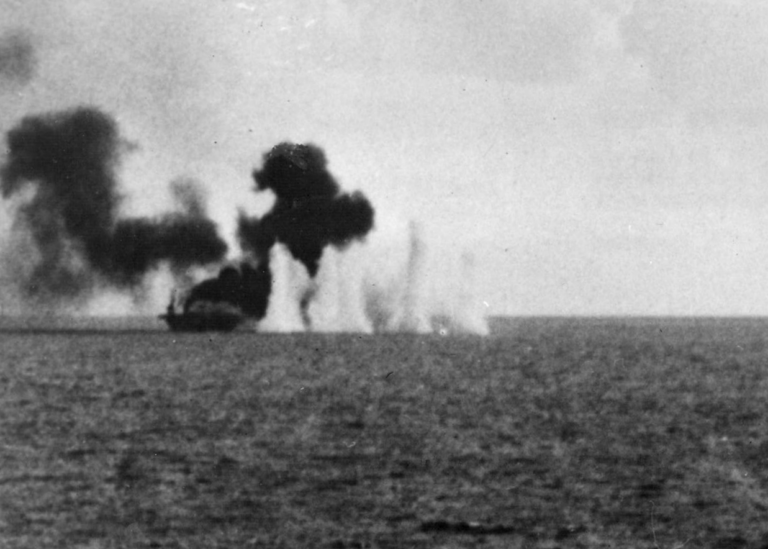 Эскортный авианосец USS Gambier Bay (CVE-73) окружен огнем японских надводных кораблей в ходе битвы у Самара