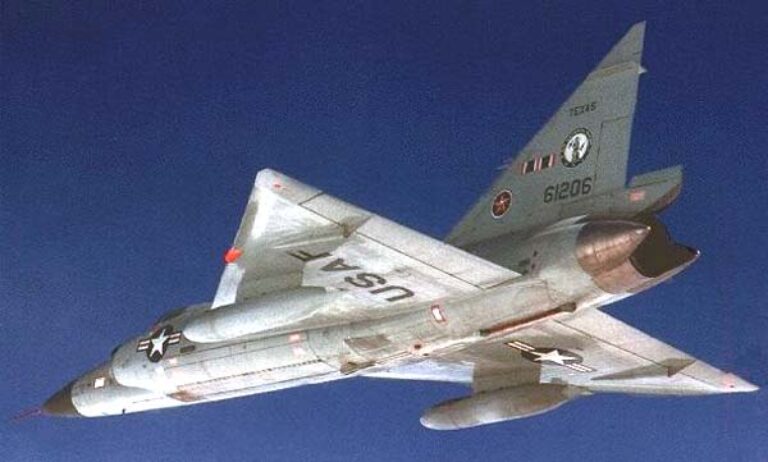 Первый сверхзвуковой истребитель США. Convair F-102 Delta Dagger