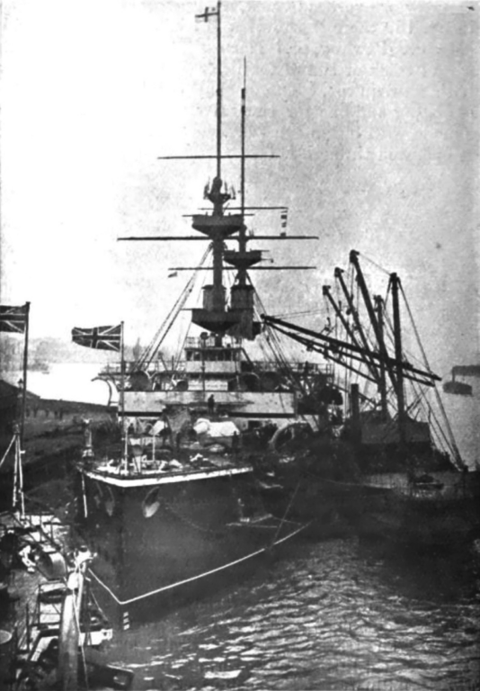 HMS Majestic получает запас угля от транспортника, 1904 год