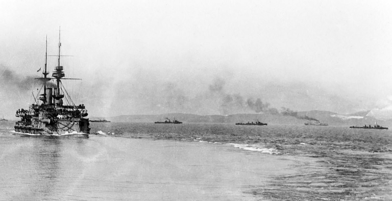 HMS Majestic в сопровождении эсминцев выходит из Мудроса, 12 июня 1915 года