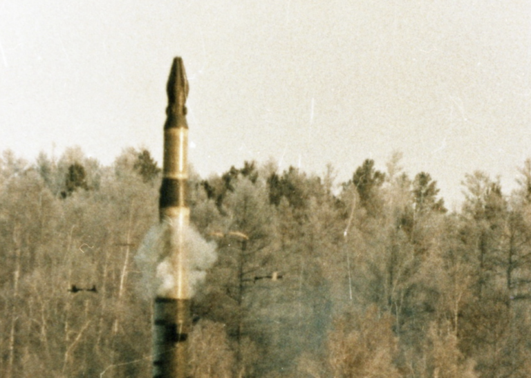 Твердотопливная ракета 15Ж53 чем-то напоминала нераспустившийся бутон тюльпана. Летел такой "цветок" на 5500 км и нёс три разделяющихся боевых части. Фото тестового запуска ракеты комплекса РСД-10 "Красная звезда".