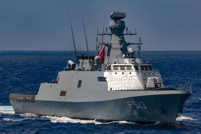 Третий турецкий корабль серии, Burgazada (F-513), на совместных учениях НАТО