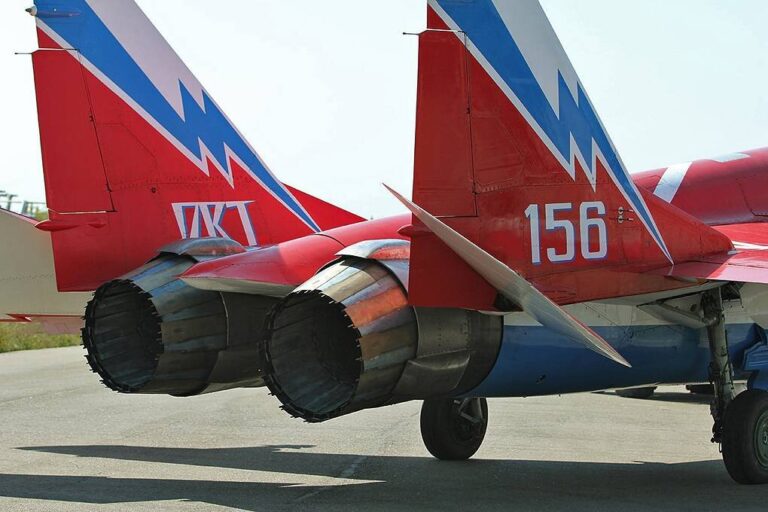 Двигатели РД-33МК2 на истребителе МиГ-29ОВТ пилотажной группы "Стрижи"