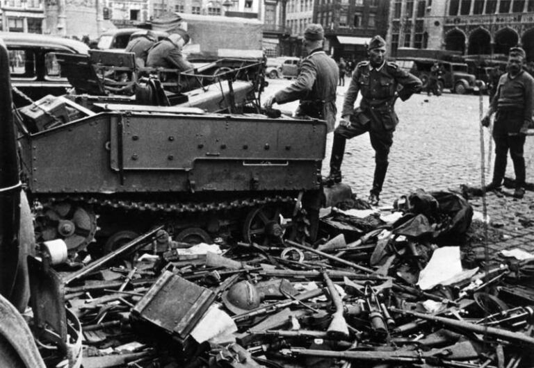 Немецкие солдаты сортируют трофеи захваченные в Бельгии