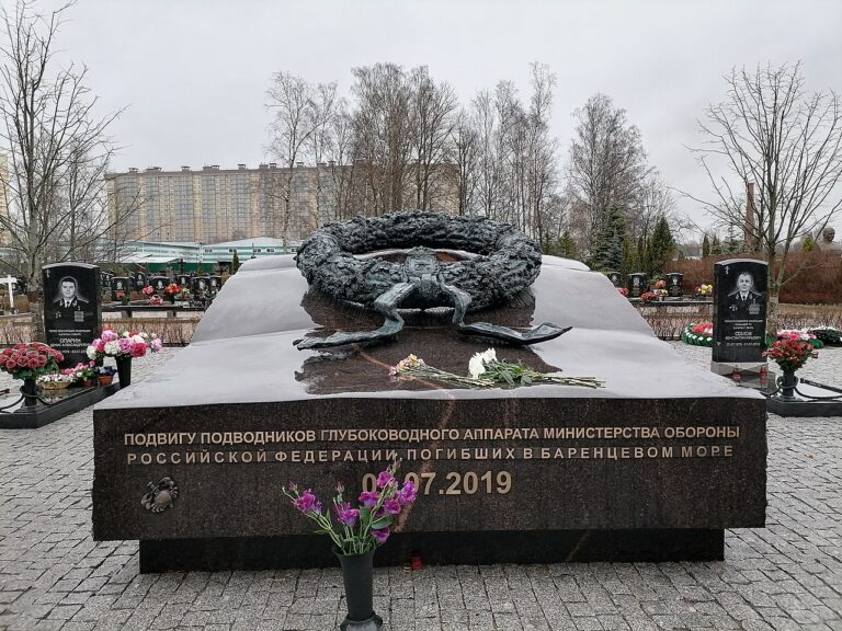Памятник морякам-подводникам погибшим в результате пожара на «Лошаркике» 