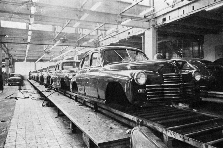В 1951 году поляки получили из Горького 500 машинокомплектов для сборки «варшав».