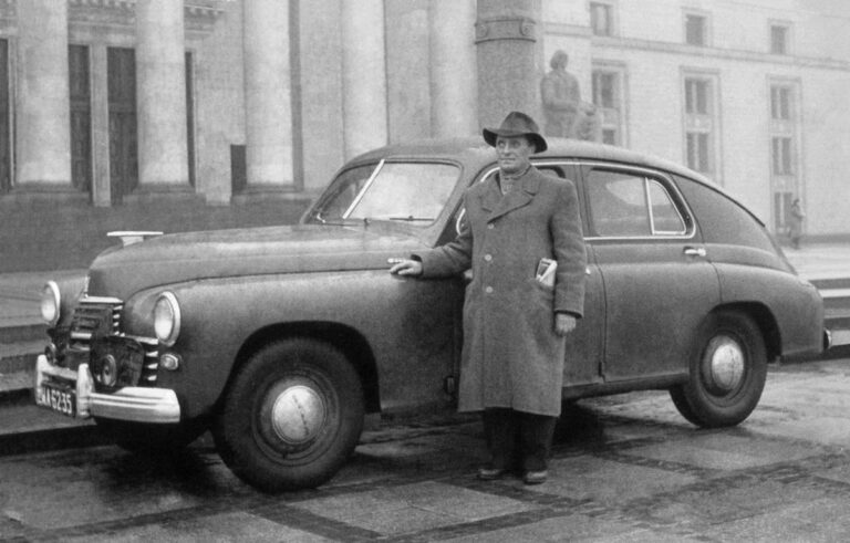 До 1956 года Warszawa продавалась исключительно по утверждаемым в министерстве спискам партийным и хозяйственным деятелям, видным деятелям науки и искусства, передовикам производства. С началом свободной продажи первоначальную цену в 36 000 злотых быстро подняли до 70 000, а затем и до 80 000 злотых. Для сравнения, Fiat 600 стоил 72 000 злотых, «Вартбург» — 75 000 злотых. Желающим приобрести машину без очереди, на свободном рынке, приходилось выкладывать 140 000 — 160 000 злотых при средней зарплате рабочего 2700 злотых в месяц.