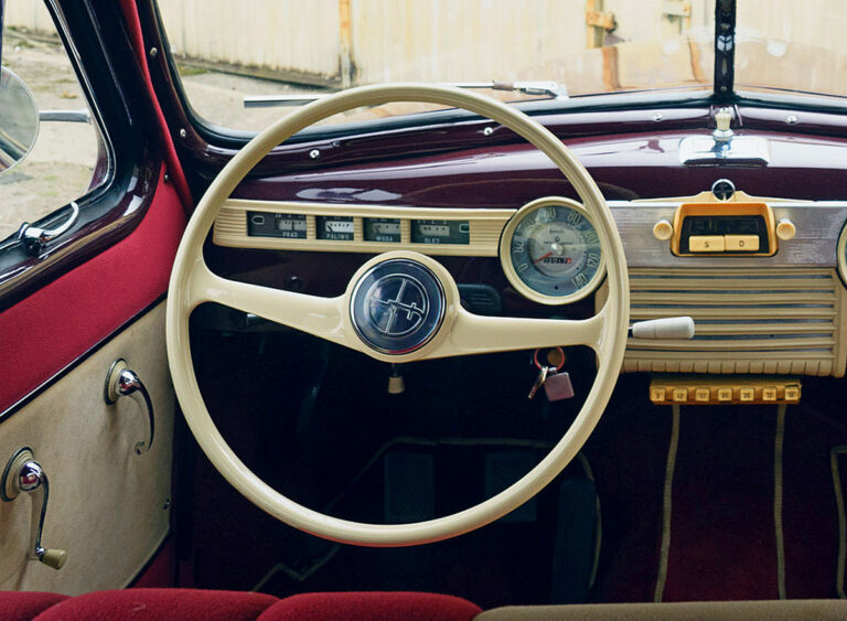 Рулевое колесо модели 1959 года поразительно похоже на руль Renault Dauphine. И неспроста.