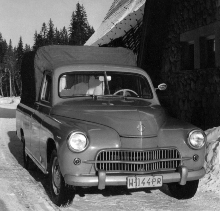 В 1959 году началось производство пикапа Warszawa 200 P. В СССР подобные автомобили строились силами ремзаводов из отходивших капитальный пробег «побед».