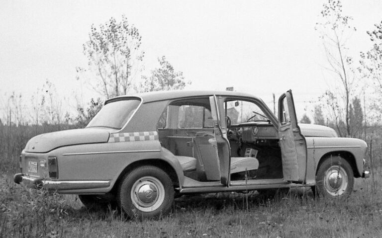 Таксомотор Warszawa 203 T. Отличался не только легкомоющейся обиивкой, таксометром, специальной окраской и плафоном, но и плексигласовой защитной перегородкой.