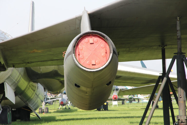 Двигатель ВД-7МА под крылом М-50А. 