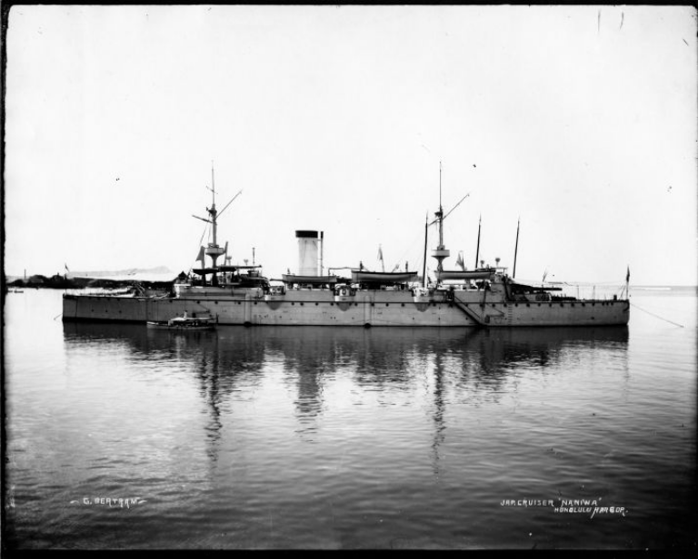 Японский крейсер Naniwa, повреждённый огнем «Дмитрия Донского» в бою 15 мая 1905 года. Фото сделано в Гонолулу между 1883 и 1898 годами