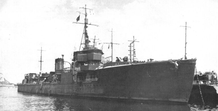 Эсминец Савакадзе, 1945 год. (Обратите внимание на 150-мм 9-ствольную установку ракет ПЛО на носу вместо орудия №1)