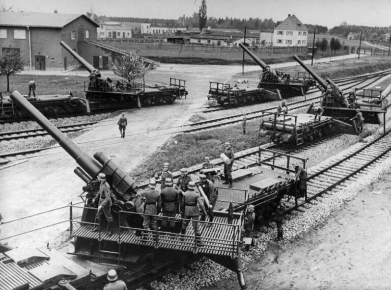 Немецкие 150 и 170-мм железнодорожные пушки ведёт огонь по англо-французским позициям в районе реки Шельда