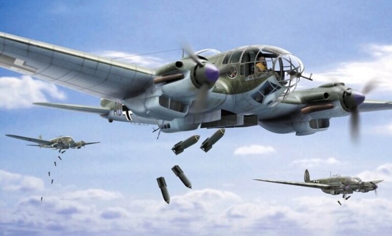 Немецкий средний бомбардировщик Heinkel He 111 бомбит Седан