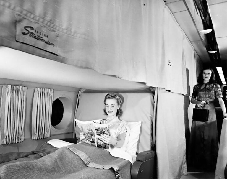 Спальные места на борту Боинга 377. Boeing 377 мог перевозить от 55 до 117 пассажиров.