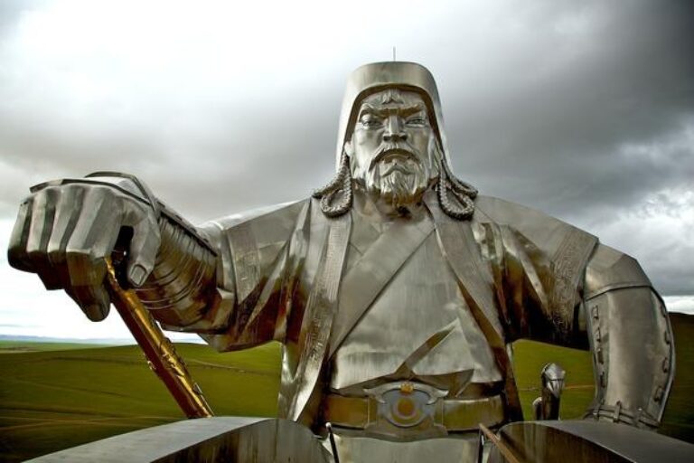 Современный памятник Чингисхану 
