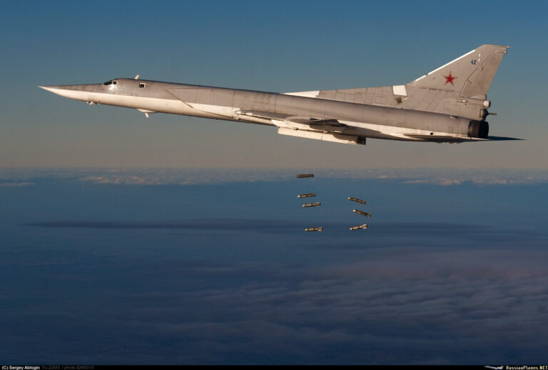 Ту-22М3 выполняет бомбометание. Фото Сергея Аблогина
