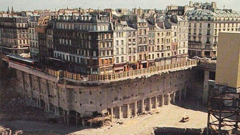 Закопанные здания в Париже