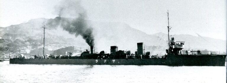 Эсминец Сакура в Сасебо в 1918 году