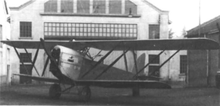 только что изготовленный самолет-разведчик Macchi M 15 bis, разработанный в 1922 году на основе более ранних конструкций. Он был длиннее своего предшественника и имел хвостовое оперение другой конструкции. Просперо Фрери использовал три M 15 bis для испытаний парашютов