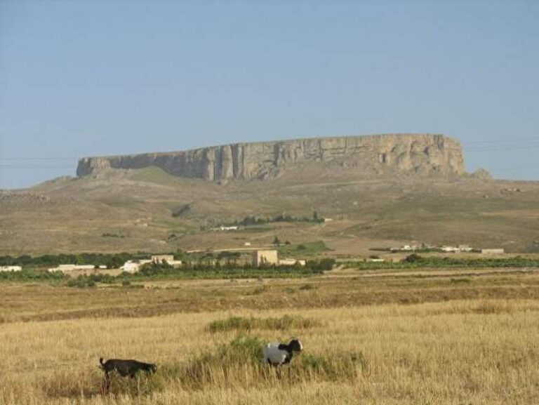 Плато Югурты в Тунисе — скала высотой 600 метров и размерами 1500×500 метров, место укреплённого лагеря нумидийского царя