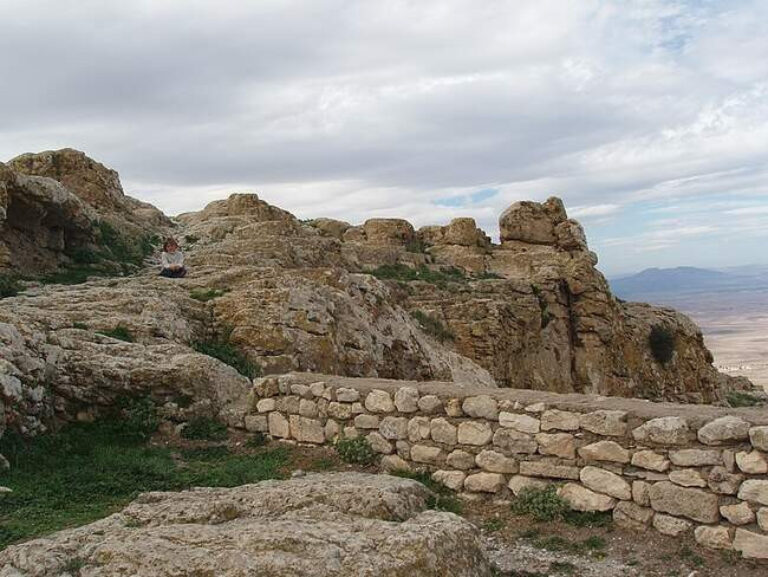 Остатки укреплений на Плато Югурты. Считается, что крепость здесь была возведена ещё Масиниссой