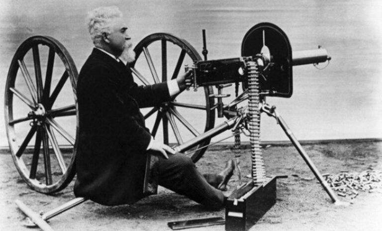 Хайрем Максим со своим изобретением. Пулемет был запатентован в 1883 году, однако его триумф состоялся несколько позже, уже в начале XX века. Источник: read-this-text.blogspot.com