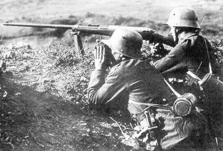 Расчет противотанкового ружья Mauser T-Gewehr М 1918 ведет огонь. Появление на поле боя танков привело к разработке нового оружия для борьбы с ними. Данная немецкая модель, созданная под мощный патрон калибра 13,2 мм, использовалась на Западном фронте до конца войны Источник: tonnel-ufo.ru