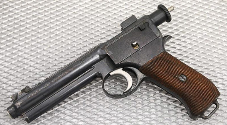 Пистолет Roth-Steyr M1907. Первый в истории самозарядный пистолет, официально принятый на вооружение крупным формированием (кавалерией Австро-Венгрии). Источник: www.xn--b1adccaencl0bewna2a.xn--p1ai