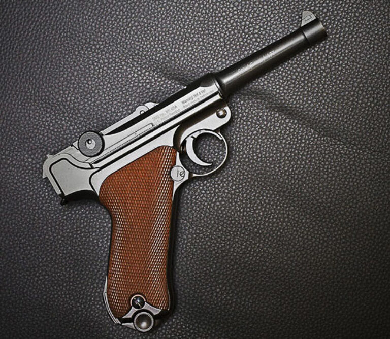 Пистолет Luger P08. Знаменитый «Парабеллум» обладал передовой для своего времени конструкцией, позволял вести очень точный огонь относительно небольшой длине ствола, но был очень сложным и дорогим в производстве. Источник: sld.ru