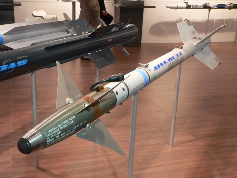 AIM-9B Sidewinder - впереди то самое стекло за которым зеркало и датчик из сульфида свинца,