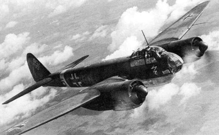 Бомбардировщик Junkers Ju 88 в небе Франции