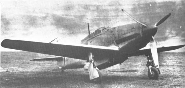 опытный истребитель-перехватчик Kawasaki Ki-60.01 (на снимке самолет показан в ракурсе ¾ спереди) является одной из первых попыток Японии создать одноместный истребитель с высокой удельной нагрузкой на крыло