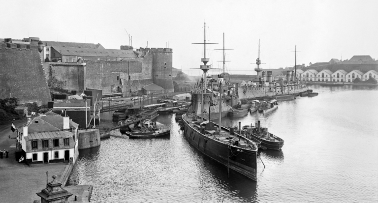 Частично разобранный Dévastation (в центре) в Бресте в 1912 году. Позади виден один из крейсеров типа Leon Gambetta