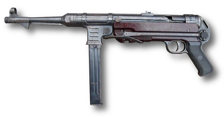 MP-40 со сложенным к цевью прикладом 