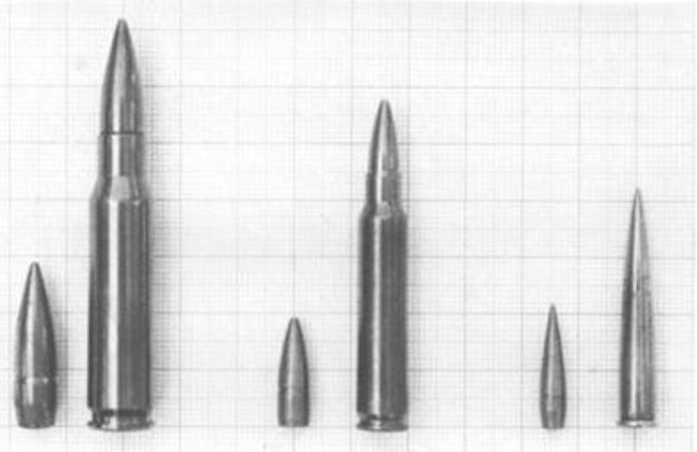 Слева направо: 7,62×51 мм НАТО, 5,56×45 мм НАТО, 4,5×26 R