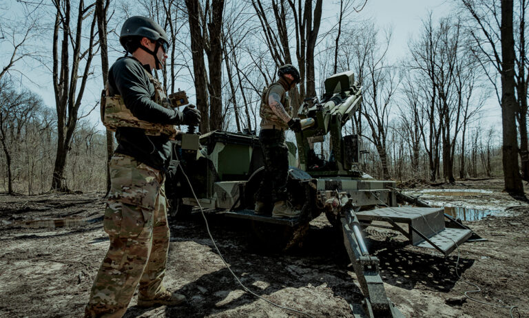 Солдаты Украинской армии, ведущие огонь из гаубицы Hawkeye где то в Курской области