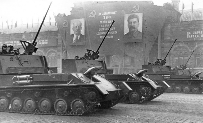 ЗСУ-37 проходят по Красной площади во время парада 7 ноября 1946 года