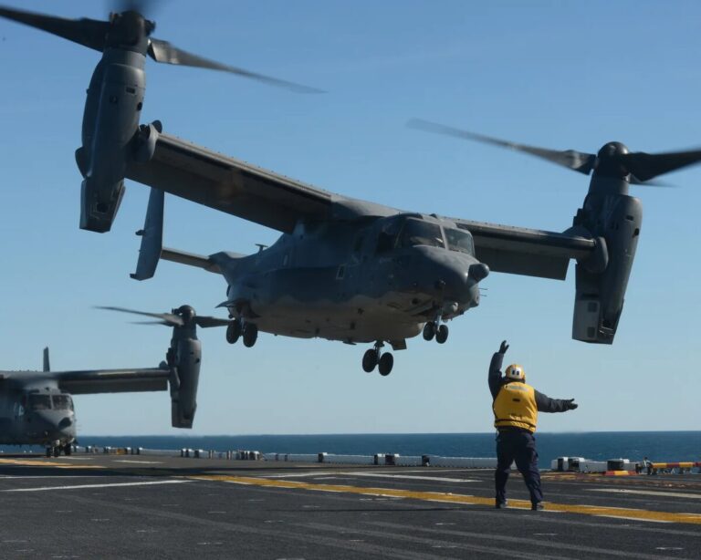 Оператор управляет самолетом CV-22 Osprey, прикрепленным к Black Birds 8-й эскадрильи специальных операций Командования специальных операций ВВС США. © ВМС США