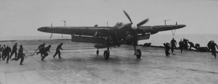 Торпедоносец Fairey Barracuda на палубе авианосца