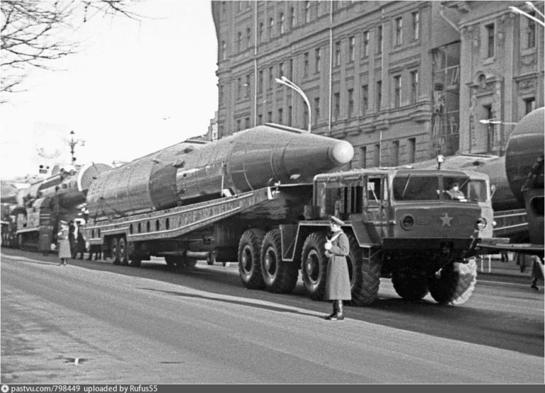 Р-26 на Тверской улице Москвы в день парада 7 ноября 1967 года