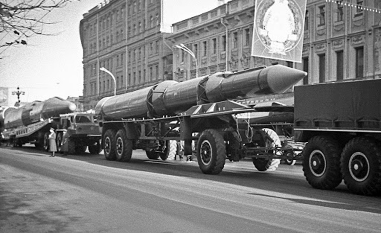 Макет РТ-2 в Москве в день парада 9 мая 1965 года