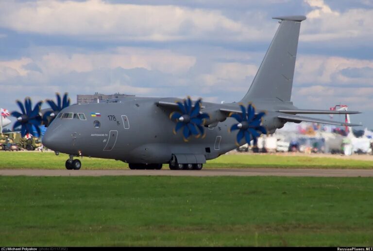 Ан-70 в новом варианте окраски, МАКС-2013. Источник: russianplanes.net
