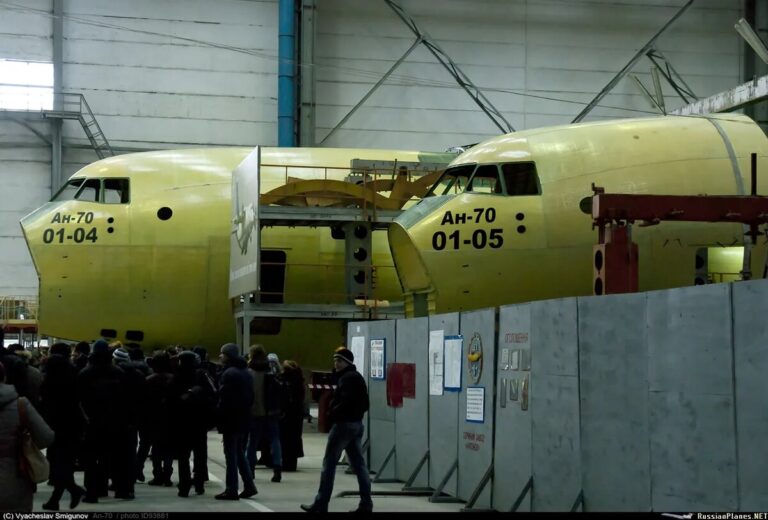Два частично собранных фюзеляжа Ан-70 на Киевском авиазаводе, фото 2012 года, https://russianplanes.net/