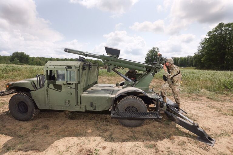 105MM MWS Hawkeye - развитие идеи САУ на базе Хамви, но с экипажем и полноценной гаубицей