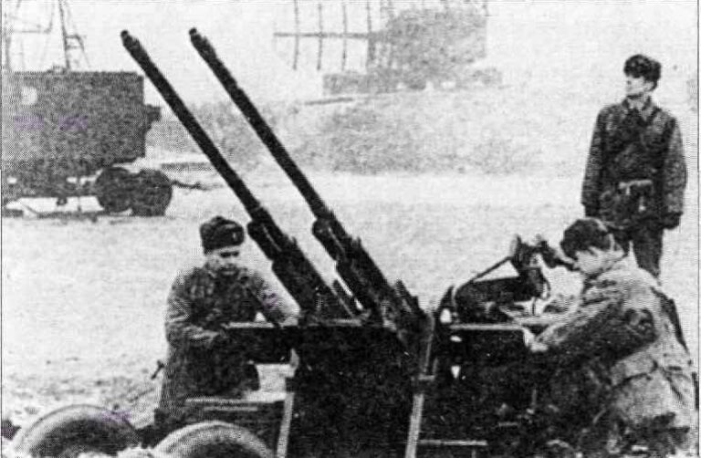 Чехословацкая зенитная установка ZK.453 прикрывает позицию радиолокационного комплекса