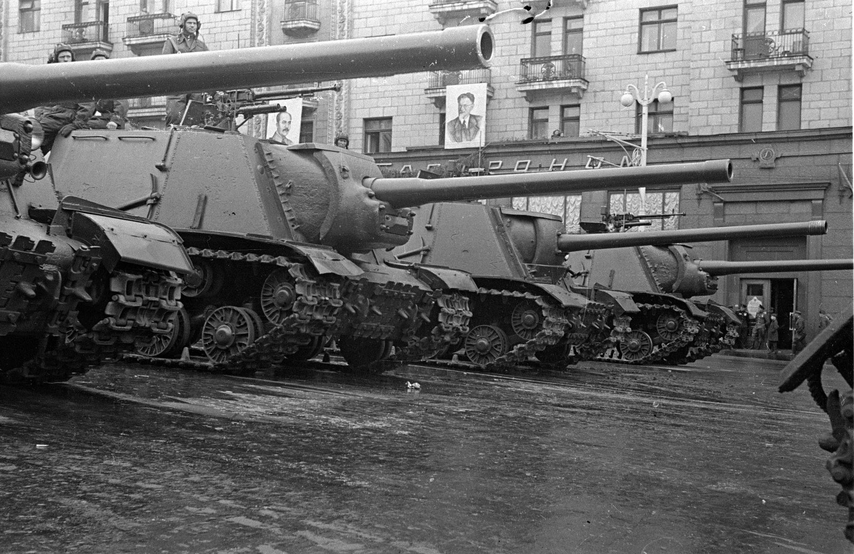 ИСУ-122 на Параде Победы в июне 1945 года. В это время уже вовсю шло обсуждение будущих САУ, которые сменяли находящиеся в производстве образцы