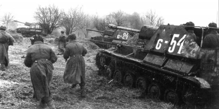 САУ СУ-76М поддерживают атаку пехоты