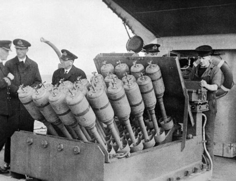 Противолодочный бомбомет Hedgehog в боеготовом состоянии. Фото UK Royal Navy